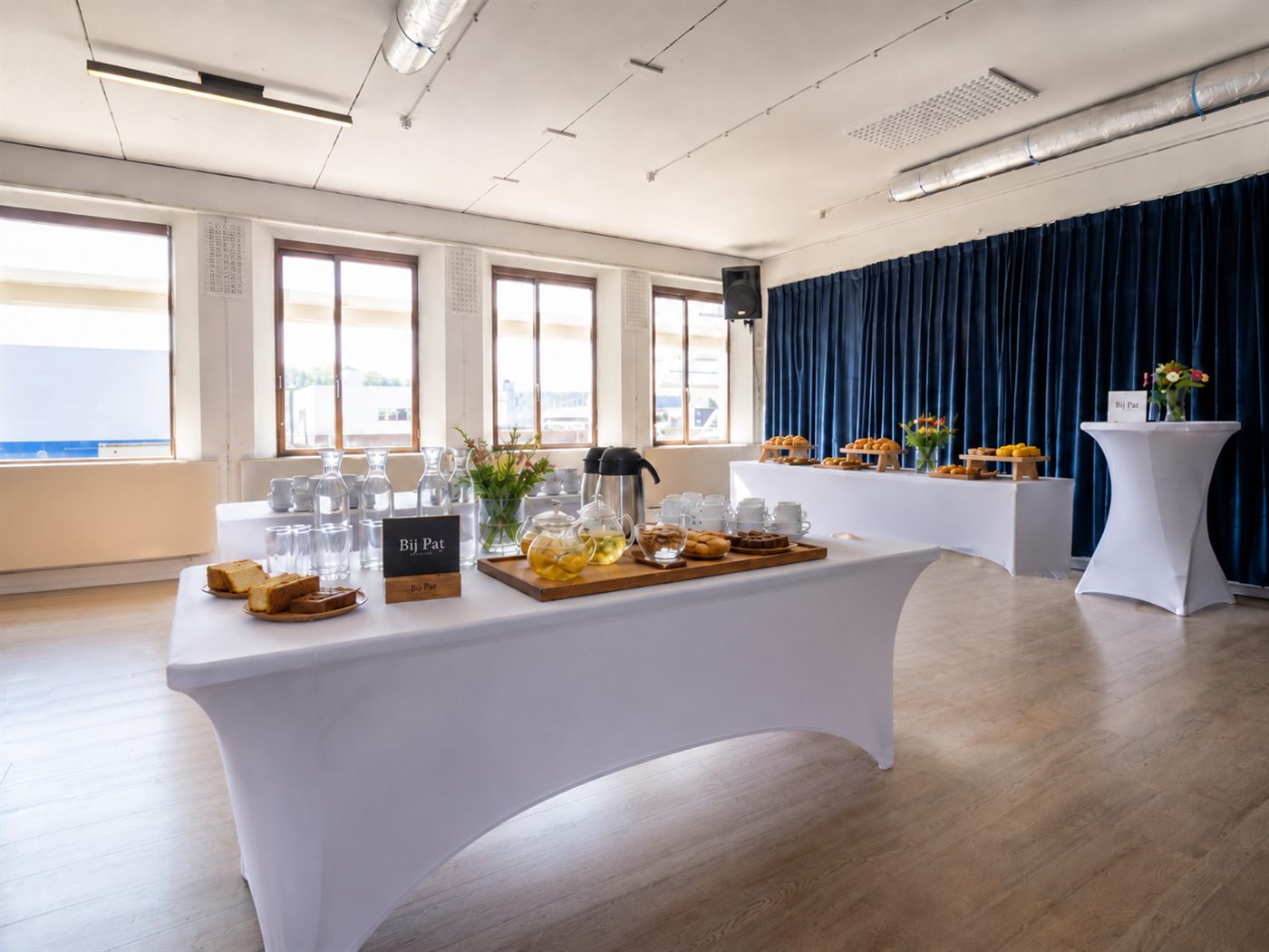Verzorgde koffietafel van Bij Pat met gebak en vers fruit